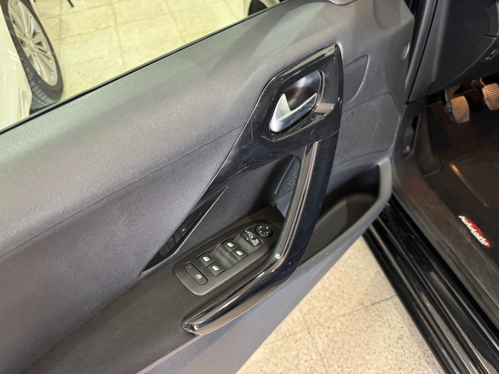 Peugeot 208 PureTech GPL 82 cv Allure NAVIGATORE-RETROCAMERA